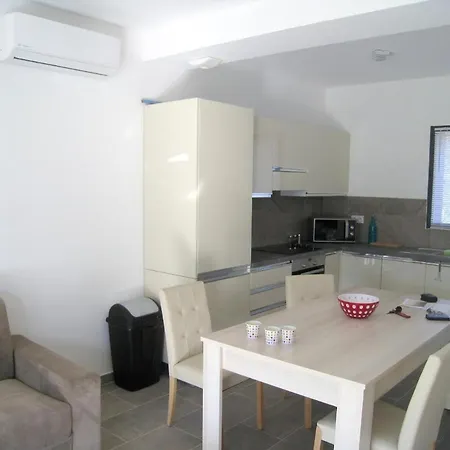 House With 2 Bedrooms In With Enclosed Garden And Wifi *
