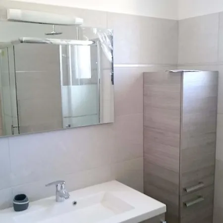House With 2 Bedrooms In With Enclosed Garden And Wifi *